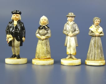 Figuritas de yeso en miniatura antiguas de Sebastian de William Penn, Hannah Penn, una dama Shaker y un hombre Shaker, realizadas por Prescott Bastian alrededor de la década de 1940.