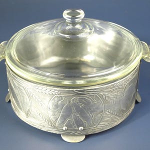 Vintage Pyrex Lidded Glass Casserole Dish with Vegetable Embossed Aluminum Buffet Holder Carrier Sleeve - Dish No. 023-623.B 1-11 w/ 407 Lid