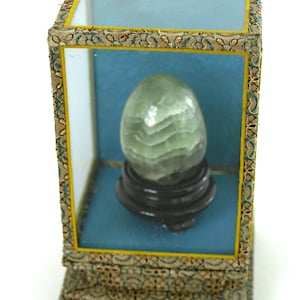 Vintage handgemaakte, met zijde beklede vitrine met ei van natuurlijk fluorietsteen op houten standaard - Kast en standaard gemaakt in China - Prachtig!