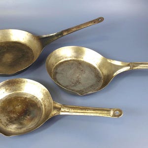 Set di padelle antiche in latta, ca. 1800 - Include 3 padelle Cowboy: padella Acme da 8", padella Acme da 10", padella senza marchio da 9" - Buone condizioni d'epoca