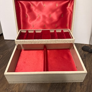 Vintage white vinyl covered jewelry box organizer red velvet inside