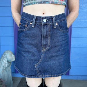 Levi’s dark denim jean mini skirt 100% cotton Size 26