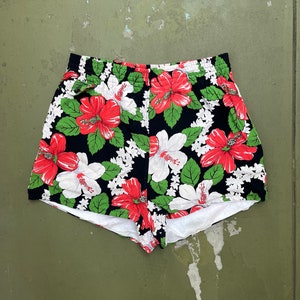 Jaren 40 Catalina-zwembroek zwart rayon met rood-witte en groene tropische bloemenprint Tiki | Short met hoge taille | Gemiddeld Groot