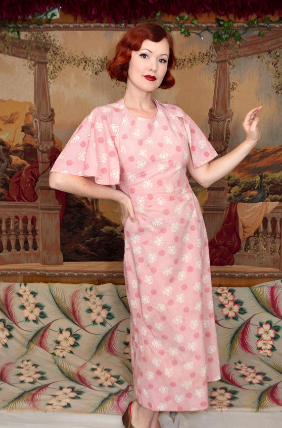 1920s Pink and White Cotton Daisy Print Day Dress with Matching Capelet | Size XS 1920s Pink and White Cotton Daisy Print Day Dress with Matching Capelet | Size XS