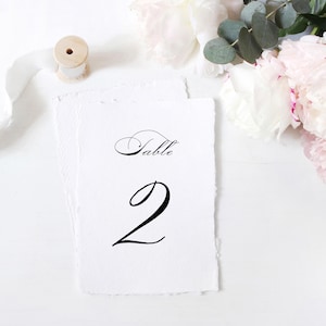 Numeri da tavolo con bordo frastagliato, numeri da tavolo in carta fatti a mano, numeri da tavolo per matrimonio strappati a mano, decorazioni minimaliste per ricevimenti di nozze
