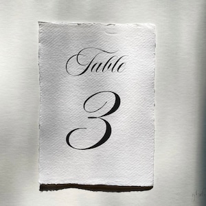 Números de mesa com borda decorada, sinal de números de mesa de papel feito à mão, cartões de número de mesa de casamento rasgados à mão, decoração minimalista de recepção de casamento, Ava
