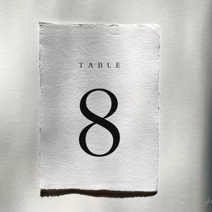 Numéros de table aux bords tachés, Numéro de table en papier fait main, Numéros de table de mariage déchirés à la main, Décoration de réception de mariage minimaliste