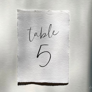 Numeri da tavolo con bordo frastagliato, numeri da tavolo in carta fatti a mano, numeri da tavolo per matrimonio strappati a mano, decorazioni minimaliste per ricevimenti di nozze