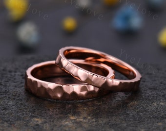 Couple Rings Unique Hammered Unisex Rose Gold Band Hammered Finish 4mm Mens Ring 3mm Women Wedding Ring Wedding Band Retro Vintage Ring Gift