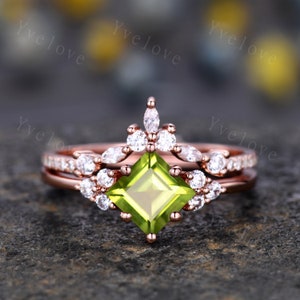 Vintage Peridot Ring Set,Unique Princess Cut Peridot Engagement Ring,Moissanite Matching band,August birthstone,rose gold,Women Bridal Ring