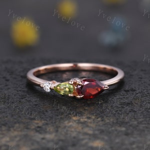 Vintage Roter Granat Peridot Verlobungsring, Edelsteine Birnenschliff, Art Deco Moissanite Ehering, 3 Stein Einzigartige Frauen Braut Versprechen Ring, Custom