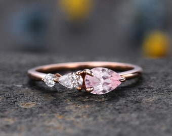 Vintage Rosa Saphir Ring Verlobungsring, Edelsteine im Birnenschliff, Art Deco Moissanit Ehering, 3 Steine Einzigartiger Damen Braut Versprechensring, Roségold