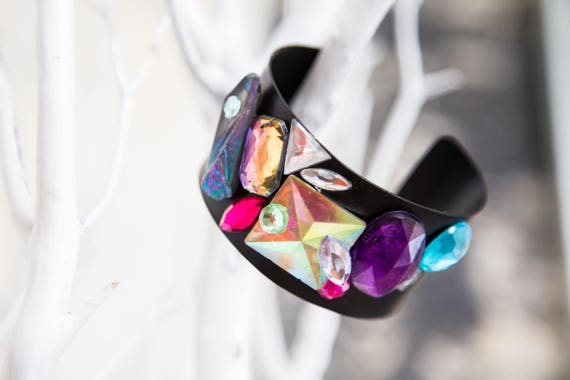 ブレスレット Multicolor Crystal Cuff Multicolored Crystal Cuff Bracelet with White Enamel in 18kt
