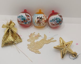 décorations de Noël vintage, boules de Noël incassables en rouge et jaune, étoile dorée de Noël kitsch en plastique vintage, sac du père Noël vers les années 70