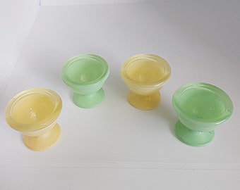 coquetiers vintage, coquetiers en verre, coquetiers vintage français en verre jaune pâle et vert, lot de 4 coquetiers fabriqués en France dans les années 1960