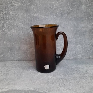 Mug en verre par SEA Glasbruk. Design Erik Höglund. Labellisé SEA Glasbruk Kosta