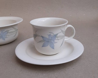 Arabië Arctica Bluebell Coffee Cup. Fins ontwerp door Inkeri Leivo, Scandinavische midden eeuw aardewerk door Arabië van FINLAND.