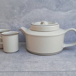 ARABIA Fennica teapot. Finnish Design by Ulla Procopé, Richard Lindh. Scandinavian Mid Century Pottery by ARABIA.