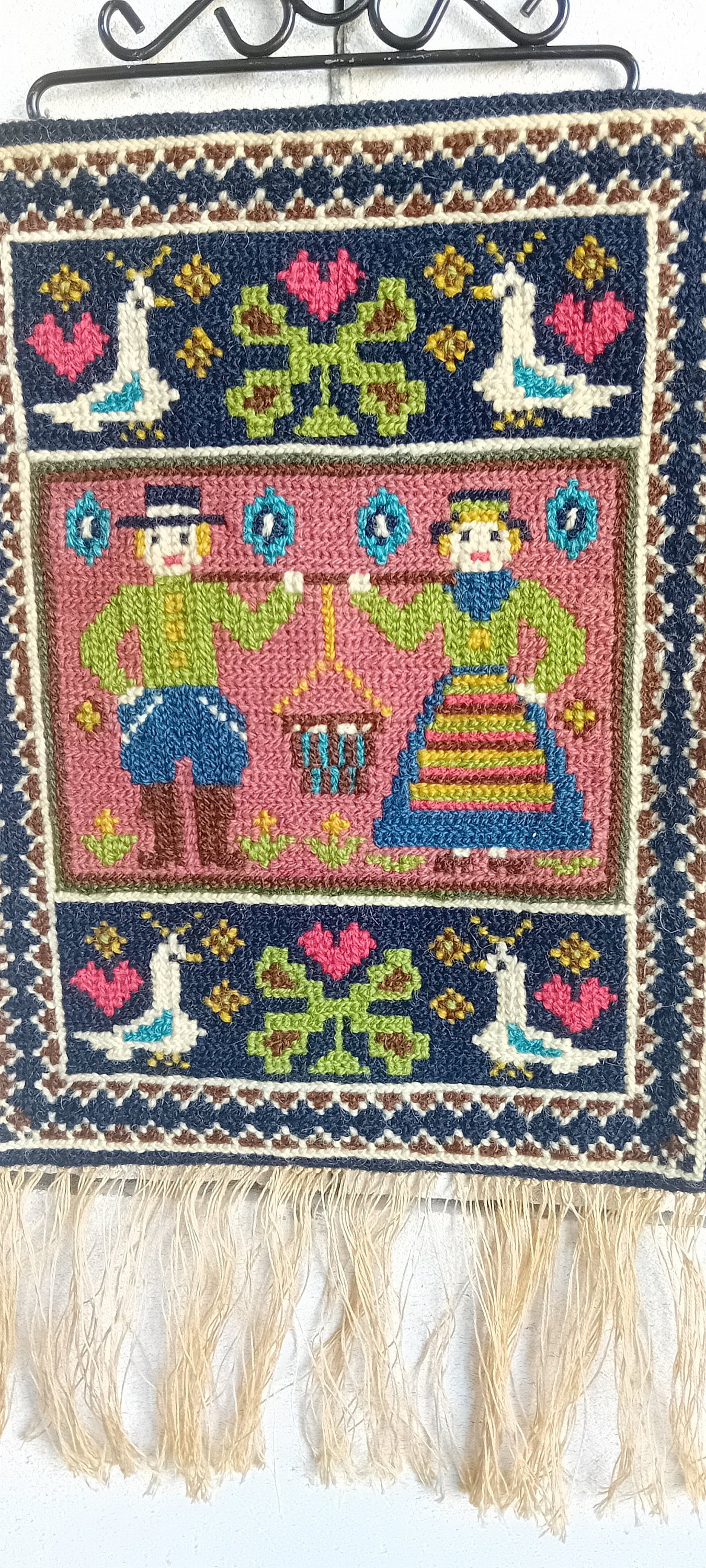 スウェーデンのヴィンテージ花柄刺繍タペストリー - Etsy 日本