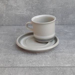 ARABIA SALLA koffiekop en schotel. Fins design door Ulla Procopé, Raija Uosikkinen. Scandinavische Mid Century Aardewerk van ARABIA.