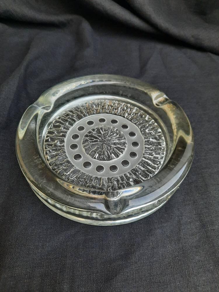 スウェーデンのPaul Isling Nybro Glasbrukの灰皿です。アスクファト