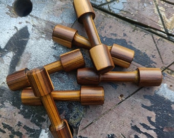 Rodillo de nudillos para llevar a diario, de Dead King. Madera de rosa antigua.