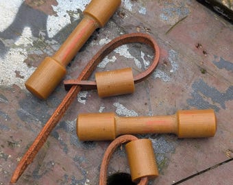 Rodillo de nudillos de uso diario de Dead King. Micarta y cuentas vintage color caramelo.