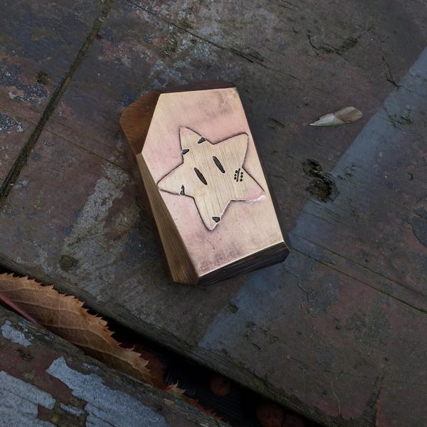 Totem in ottone intagliato EDC. Invincibile. Frammento