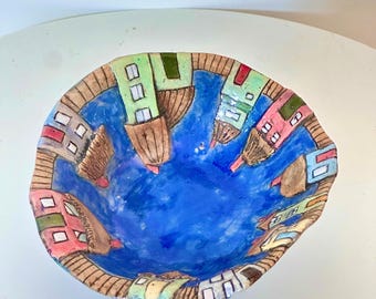 Handgemaakte 3D keramische kom: donkerblauwe schaal met handgeschilderde huisjes.
