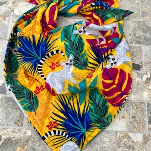 Lémures en amarillo tropical floral algodón franela mascota bandana/bufanda