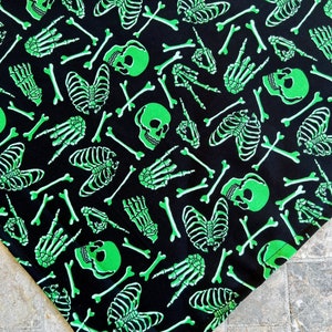 Halloween Glow in the Dark Skelette auf schwarzer Baumwolle Haustier Bandana/Schal