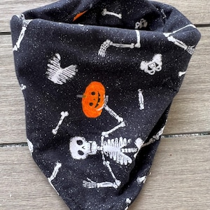 Halloween Kürbisse & Skelette auf Schwarz Flanell Baumwolle Haustier Bandana/Schal