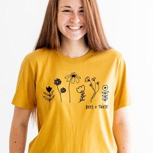 Chemise fleurs sauvages, t-shirt abeille, chemise à fleurs pour femme, cadeau pour amoureux de la nature, chemise abeille, t-shirt à fleurs graphiques, t-shirt nature pour femme Mustard