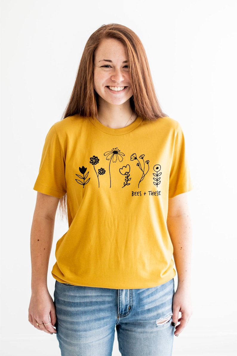 Chemise fleurs sauvages, t-shirt abeille, chemise à fleurs pour femme, cadeau pour amoureux de la nature, chemise abeille, t-shirt à fleurs graphiques, t-shirt nature pour femme Mustard