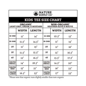 Puede incluir: Tabla de tallas de camisetas para ni&ntilde;os, en versi&oacute;n org&aacute;nica y no org&aacute;nica. La tabla muestra las medidas de ancho y largo en pulgadas para diferentes tallas, desde 12-18 meses hasta talla juvenil. Las camisetas org&aacute;nicas est&aacute;n disponibles en gris claro, crema y mostaza, mientras que las camisetas no org&aacute;nicas est&aacute;n disponibles en verde oliva jaspeado y malva.
