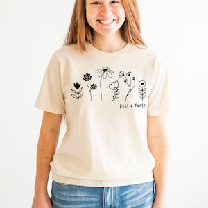 Chemise fleurs sauvages, t-shirt abeille, chemise à fleurs pour femme, cadeau pour amoureux de la nature, chemise abeille, t-shirt à fleurs graphiques, t-shirt nature pour femme Cream