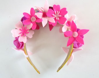 Rosa Blumen Haarband, Vegan Stirnband, Festival Stirnband, made in Ibiza, handgemachtes Headpiece, Blumenkrone, rosa und gelb, Sommer Stirnband