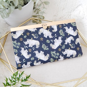 Accessoire portefeuille motif rhinocéros fond bleu nature animaux pour 12 cartes minimum avec fermoir à bande fait dans un atelier au Québec