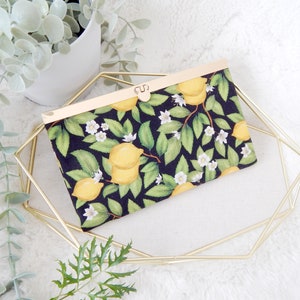 Portefeuille motifs fruit agrume citron sur fond noir avec fermoir à bande 12 cartes minimum pochette fermoir fait dans un atelier au Québec
