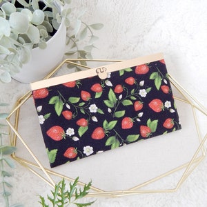 Accessoire argent monnaie portefeuille fruit fraise fleur sur fond noir fermoir à bande 12 cartes minimum fait dans un atelier au Québec