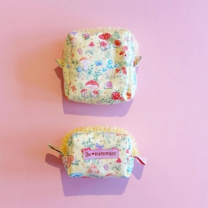 Fermeture éclair en forme de champignon de conte de fées | Trousse à maquillage matelassée faite main avec dentelle à volants
