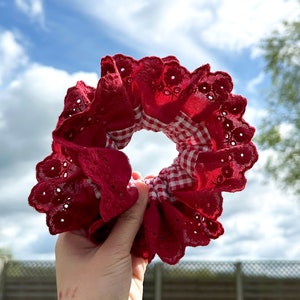 Übergroße rote Gingham Haargummis für den Urlaub, Broderie Anglaise Haargummis, doppellagige Haargummis Geschenke für sie, kirschrote Haarschleife