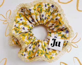 Übergroßes gelbes Blumen-Scrunchie: Haaraccessoire mit Rüschenkante