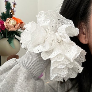Elástico de cabelo grande em renda bordada inglesa: acessório de cabelo de algodão feito à mão imagem 5