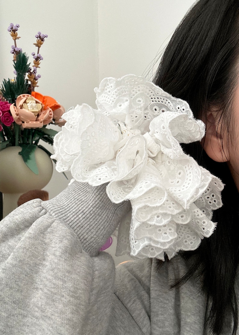 Elástico de cabelo grande em renda bordada inglesa: acessório de cabelo de algodão feito à mão imagem 5