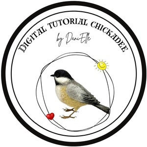 以下が含まれることがあります： 黒と白のロゴで、円の中に「Digital Tutorial Chickadee by Dani Elle」というテキストが書かれています。円の中には、黒い頭と灰色の体をした小さな鳥がいて、赤いハートと黄色い太陽があります。