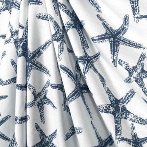 Mantel azul marino con diseño náutico costero, ideal para decorar la casa de playa, con estrellas de mar, océano y vida marina.
