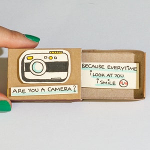 Tarjeta de amor con cámara cursi / Regalo cursi para ella / Regalo único / Linda tarjeta de aliento / Tarjeta de amistad divertida / Regalo sentimental / ¿Eres una cámara?