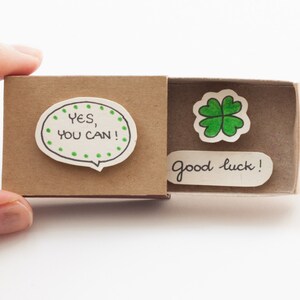 Good Luck Card/ Carte Clover à quatre feuilles - Cute encourageant Matchbox/ Boîte-cadeau / Carte d’encouragement / Carte d’amitié / Oui, vous pouvez carte / OT059