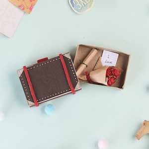 Tarjeta de agradecimiento personalizada/Regalo personalizado/Tarjeta para cualquier ocasión/Regalo de luna de miel/Maleta miniatura con caja de cerillas y ramo de rosas - Marrón oscuro